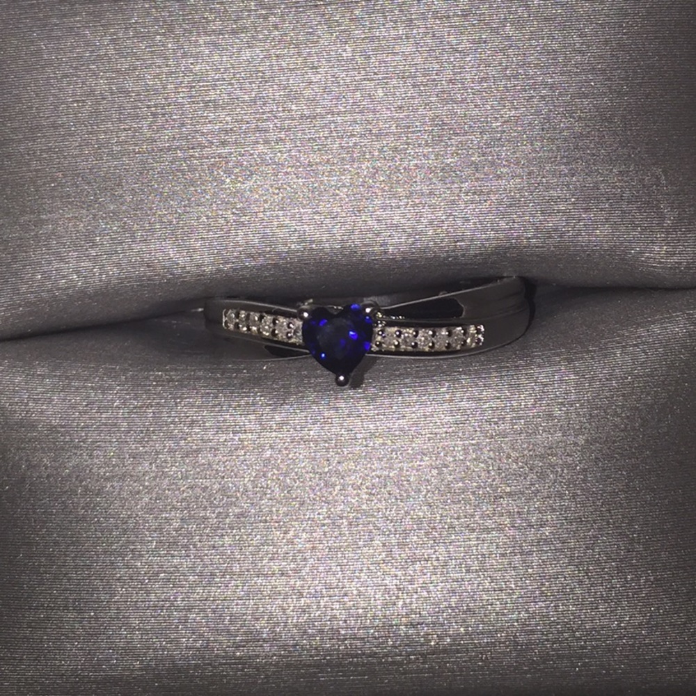 Sapphire and Diamond accent ring 💙